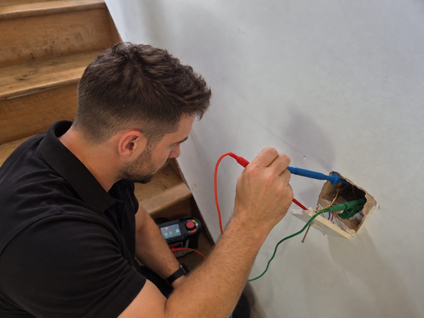 A Part P registered electrician arrives within 30 to 90 minutes.